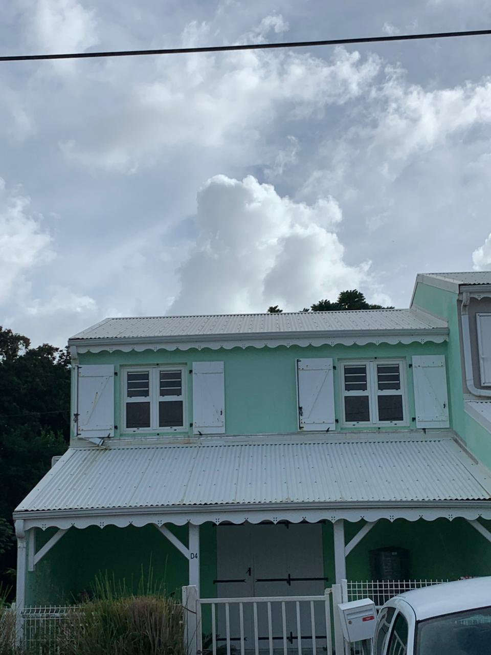Toiture propre après démoussage et traitement anti-mousse professionnel en Martinique